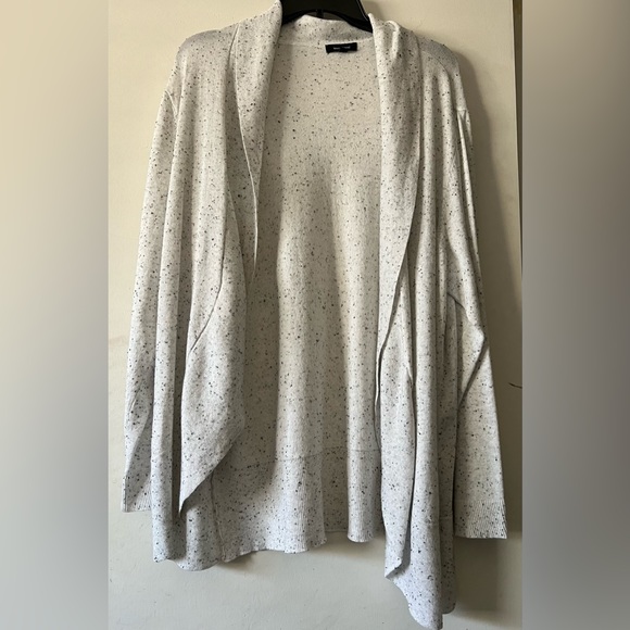 Beautiful Verve Ami cardigan white color with black dotted design. - Picture 6 of 6